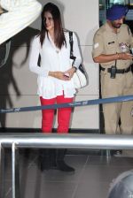 Bipasha Basu leave for IIFA at International Airport, Mumbai on 5th June 2012 (23).JPG